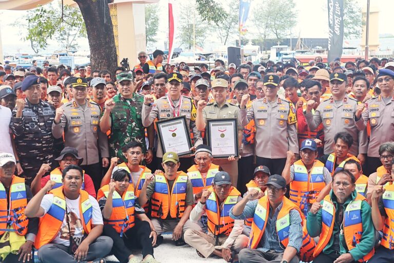 Raih Rekor MURI Kapolda Metro Jaya Gandeng 1.000 Nelayan Jaga Laut Jakarta