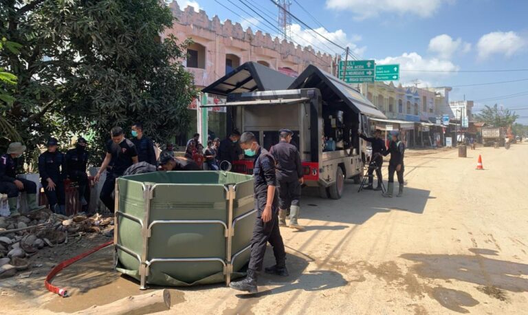 Polri Salurkan Air Bersih dan Bagikan Masker untuk Warga Terdampak Banjir di Nagan Raya
