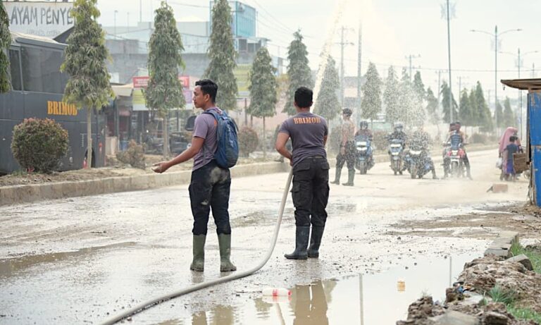 Polri Bantu Kuras Air Yang Merendam Kompi Senapan A Yonif 111/Karma Bakti, Aceh Tamiang
