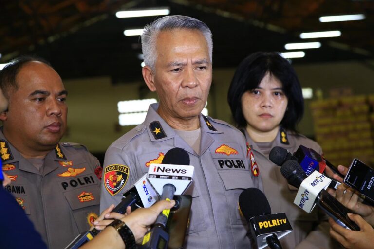 Slog Polri Percepat Distribusi Bantuan ke Tiga Provinsi Terdampak Bencana Melalui Jalur Udara dan Laut