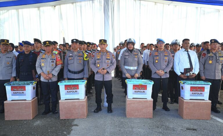 Wujud Empati, Kapolri Beri Bantuan kepada Anggota Polri Korban Bencana di Sumbar