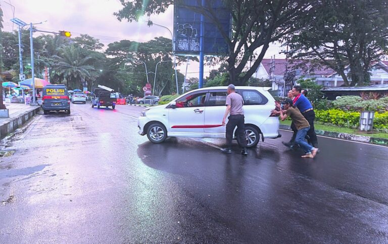 Mobil Warga Mogok di Jam Pulang Kerja, Kasat Binmas Polresta Malang Kota Bersama Anggota Sigap Beri Pertolongan