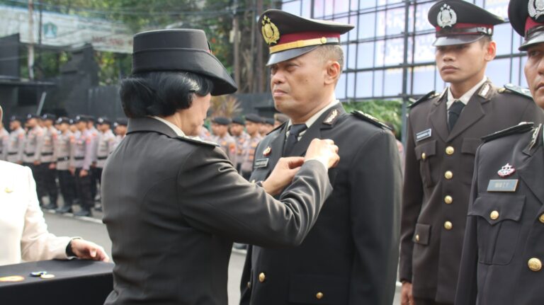 Kapolresta Malang Kota Anugerahkan Satyalancana Pengabdian ke 39 Personel, Perkuat Integritas dan Profesionalisme Polri