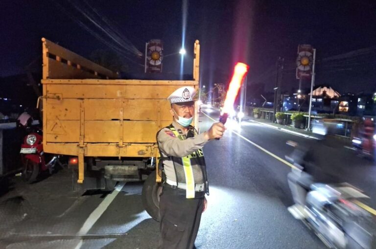 Gerak Cepat Operator MCC 110 dan Satlantas Polsek Kedungkandang Cegah Penumpukan Kendaraan Imbas Truk Bermasalah di Jembatan Bug Gluduk