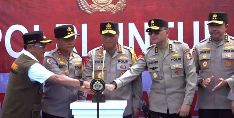 Wakapolri Tinjau Pemulihan Pasca-Bencana Aceh dan Sumut: Kerahkan Alat Berat Hingga Distribusikan Air Bersih “Polri Hadir Hingga Masyarakat Benar-benar Bangkit”