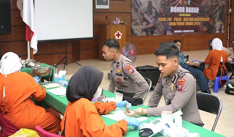 Panitia Natal TNI dan Polri Gelar Bakti Sosial Donor Darah di PMI Surabaya