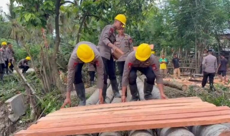 Brimob Polda Sulteng Bangun Jembatan Sementara Penghubung Wani 3 Labuan Kungguma