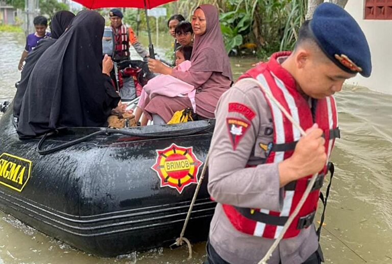 Emak-emak Hingga Nakes Naik Perahu Karet Brimob Sebrangi Banjir
