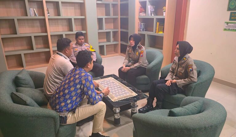 Polisi Penolongku: Peduli Kemanusiaan Kombes Putu Kholis Dampingi Keluarga Korban Kanjuruhan
