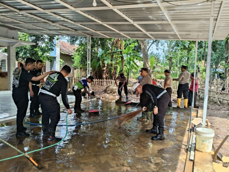 Polres Situbondo Bersihkan Fasum Terdampak Banjir Bandang di Desa Kalianget