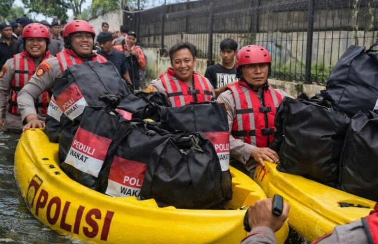 Polri Bergerak Tangani Banjir Cakung, Kerahkan 132 Personel, Perahu Taktis, Kendaraan 4×4, dan Dapur Lapangan Brimob