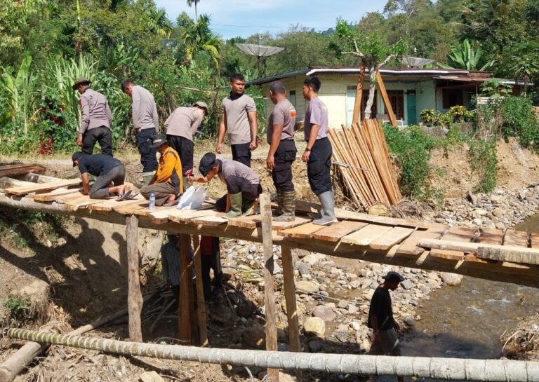 Polri Bersama Masyarakat Bangun Jembatan Darurat, Akses Tiga Kampung di Rusip Antara Kembali Terhubung