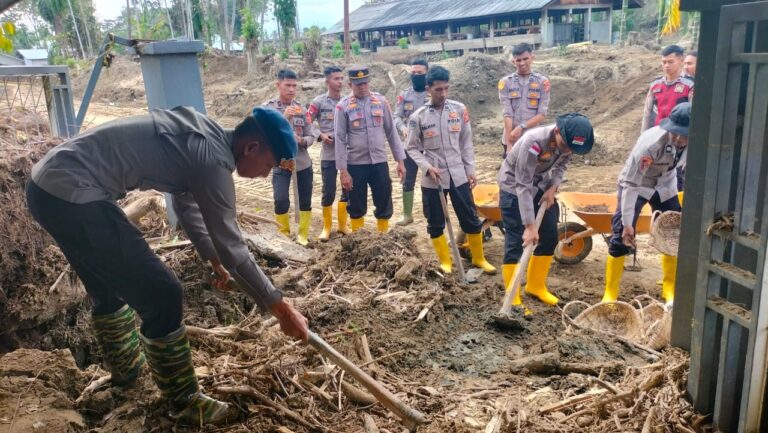 Polri dan Warga Bergandengan Tangan, Polindes Meunasah Mancang Bangkit dari Lumpur Banjir