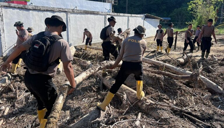 Pulihkan Pasca-Banjir Bandang, Tim SAR Resimen II Pasukan Pelopor Bersihkan Sungai di Agam