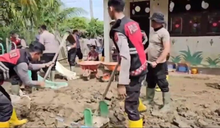 Gotong Royong Polri dan Masyarakat, Polres Pidie Jaya Percepat Pemulihan Pascabanjir dan Fasilitas Pendidikan