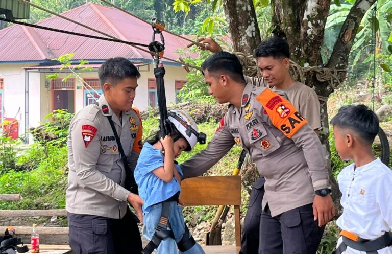Trauma Healing Polri Hadirkan Flying Fox untuk Kembalikan Senyum Anak-Anak Terdampak Bencana di Kayu Pasak