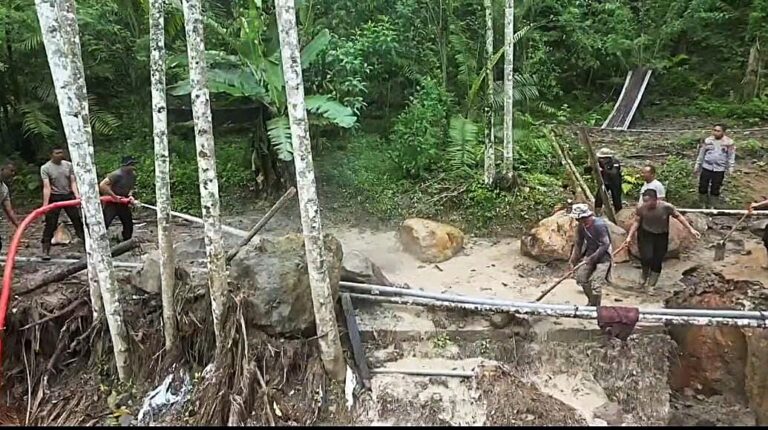 Di Tengah Lumpur dan Harapan, Polri Bersama Warga Buka Akses Jalan Kampung Setie Pascabencana