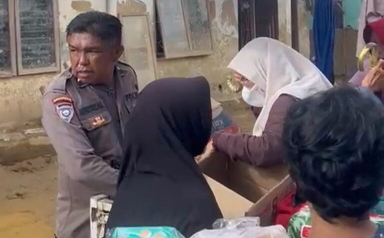 Polri Salurkan Bantuan Sembako untuk Warga Terdampak Banjir Bandang di Gurun Laweh