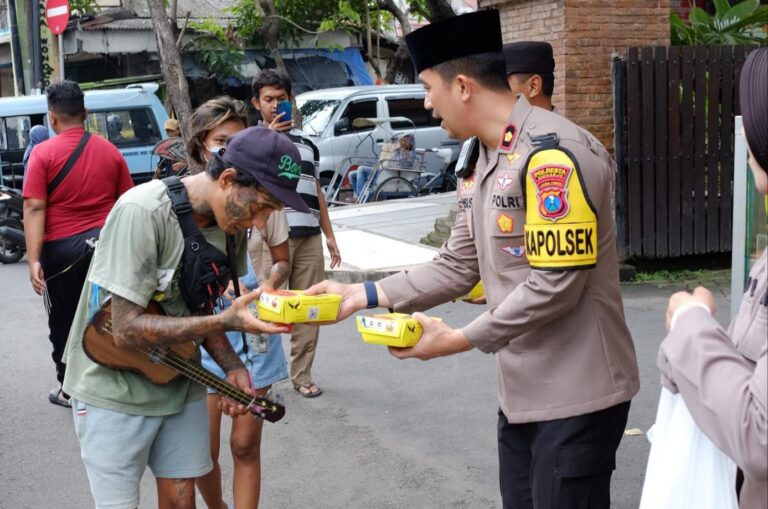 Jumat Berkah, Polsek Taman Berbagi Makanan di Jalan Raya Wonocolo Sidoarjo