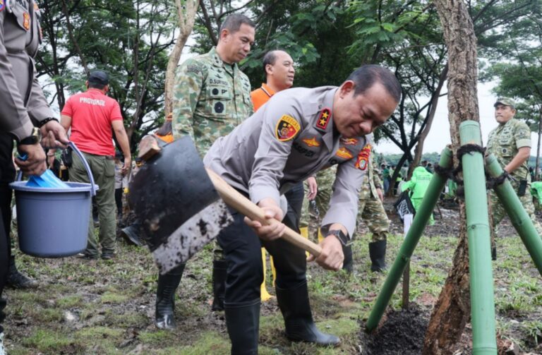 Kompak, TNI-Polri-Warga Jakarta bersih-bersih Waduk Cincin Papanggo; Pangdam dan Kapolda Turun Langsung