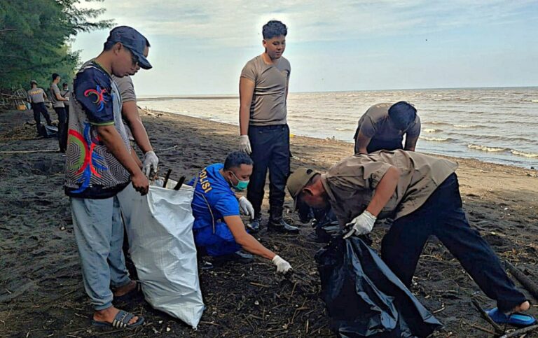 Gerakan Indonesia Asri: Polres Probolinggo Bersama Warga Percantik Destinasi Wisata Pantai