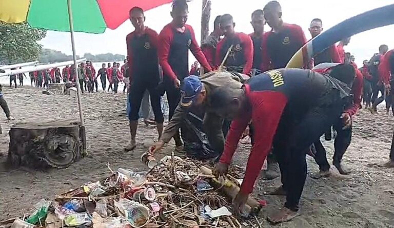 Pusdik Brimob Gelar Aksi Bersih Pantai Pasir Putih Situbondo, Tindak Lanjuti Arahan Presiden RI