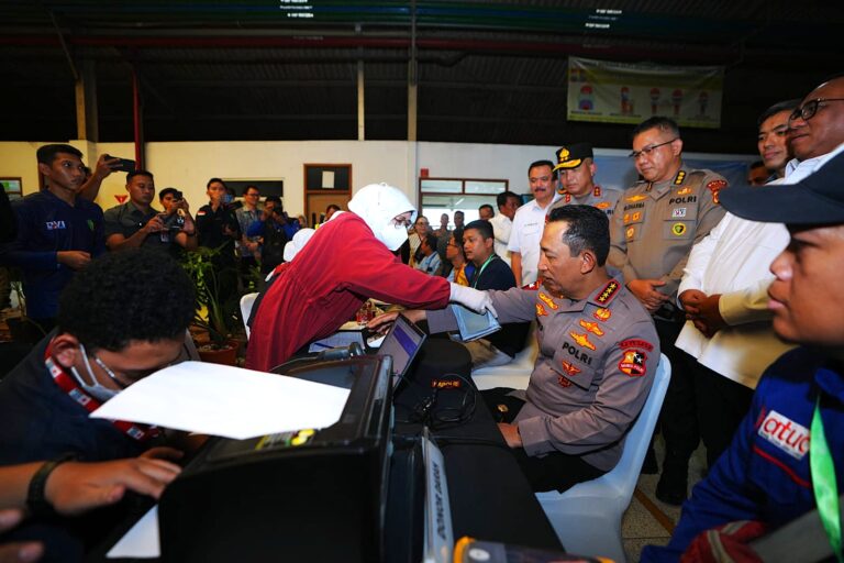 Momen Kapolri Ikut Donor Darah saat Hadiri Baksos HUT ke-53 Buruh KSPSI