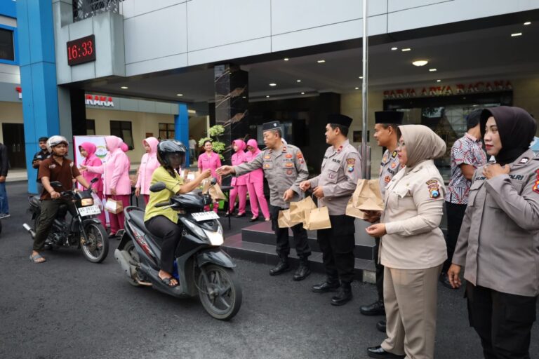 Polres Tulungagung Berbagi Takjil Tebar Kebaikan di Bulan Ramadhan