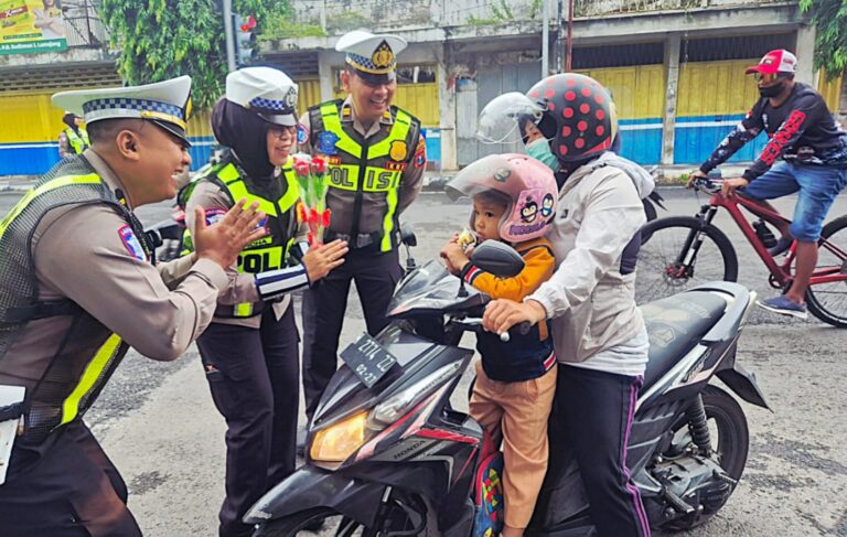 Hari Kesepuluh Operasi Keselamatan Semeru Polres Lumajang Beri Hadiah Pengendara Tertib