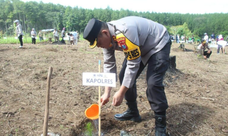 Polres Bondowoso Turut Tanam 1.000 Pohon Gerakan Sedekah Oksigen HPN 2026