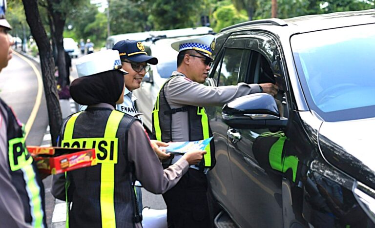 Polres Gresik Gencarkan Edukasi Keselamatan, Pengguna Jalan Tertib Dapat Cokelat