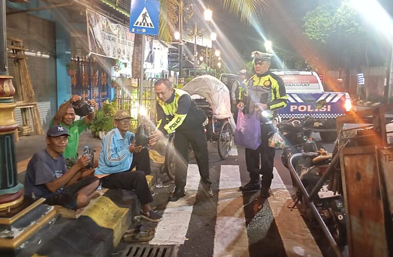 Polres Madiun Kota Patroli Sahur Berbagi Nasi Kotak untuk Warga di Bulan Ramadhan