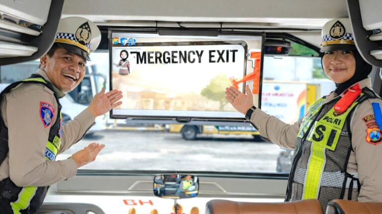 Polres Malang Sosialisasikan Tertib Lalin Melalui Program Polantas Menyapa di OPS Keselamatan Semeru