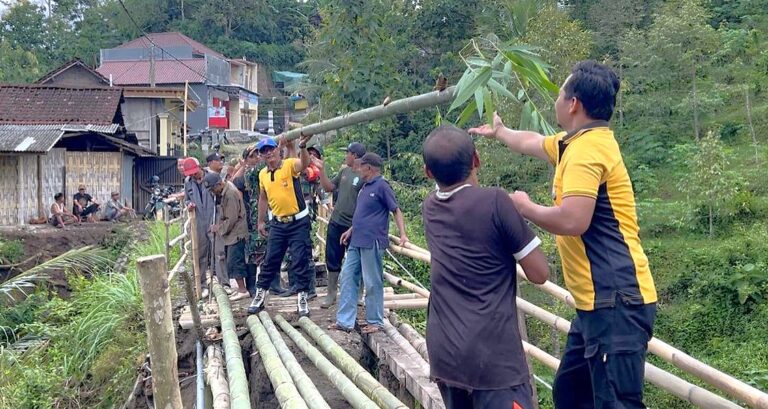 Polres Ponorogo Perbaiki Jembatan Darurat, Akses Dua Desa di Ngebel Kembali Normal