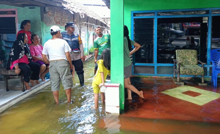 Polresta Sidoarjo Salurkan Bantuan Sembako Untuk Warga Terdampak Banjir di Dusun Dodokan