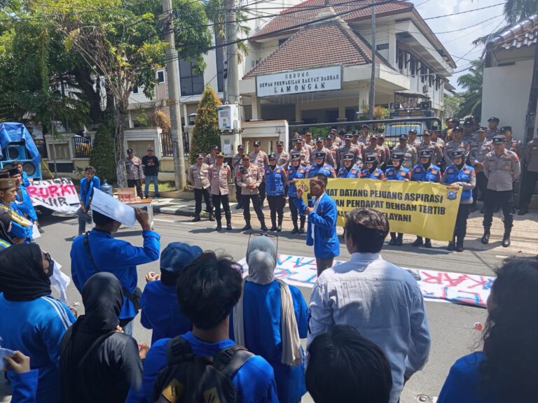 Puluhan personel diterjunkan mengawal peserta aksi mulai dari titik kumpul hingga lokasi aksi