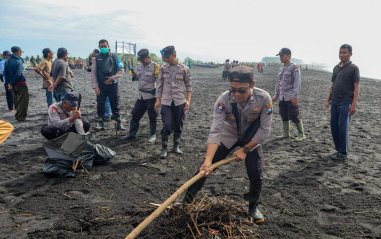 Polres Lumajang Gelar Aksi Bersih – bersih Wujudkan Pantai Watu Pecak Asri