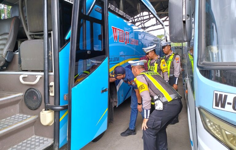 Polres Lamongan Ramp Check Bus Pariwisata yang akan digunakan untuk mengangkut peserta Harlah NU