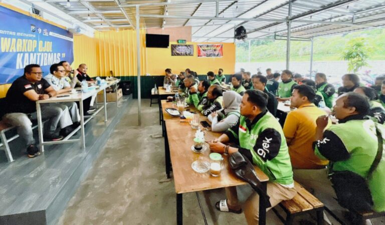 Sinergi di Balik Secangkir Kopi: Polres Gresik Rangkul Driver Ojol dalam Operasi Keselamatan Semeru