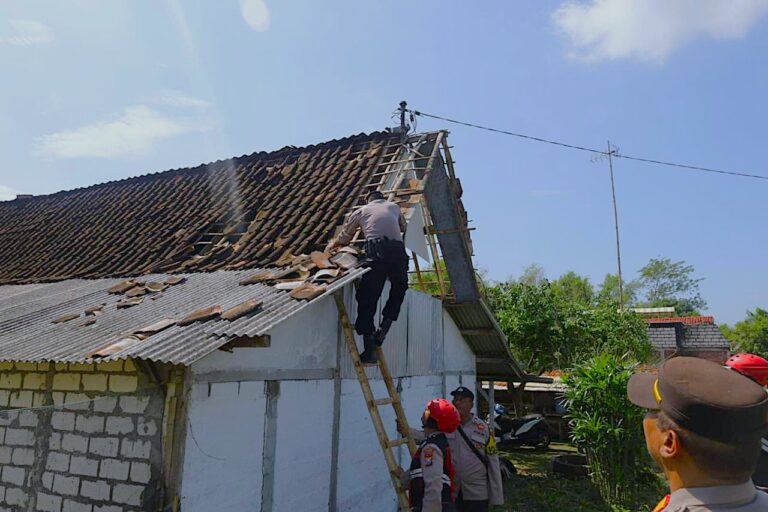 Tanggap Bencana, Polres Tuban Tangani Dampak Angin Puting Beliung