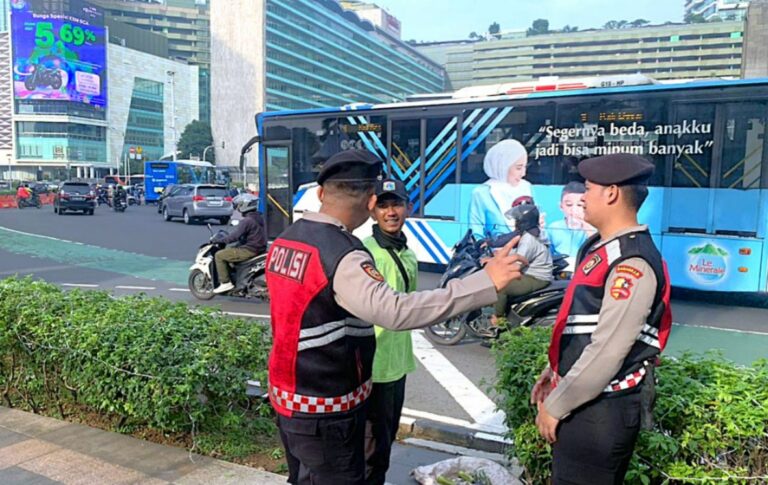 Personel Detasemen Perintis Korsabhara Masifkan Patroli Dialogis dan Gatur Lalin di Bundaran HI hingga Kota Tua