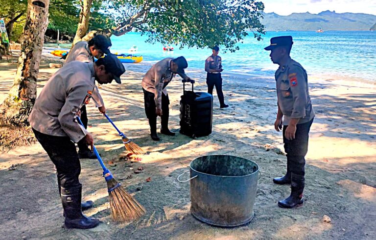 Gotong Royong Polres Trenggalek Bersihkan Area Pantai Mutiara Watulimo*