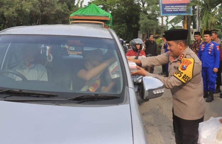 Cepat Dekat Bersahabat: Polres Probolinggo Buka Layanan Samsat dan Sim Keliling Sambil Berbagi Takjil