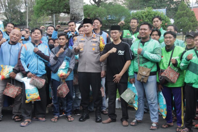 Sinergi Polres Bondowoso dan PKDI Hadirkan Senyum Ojol Saat Menjelang Berbuka