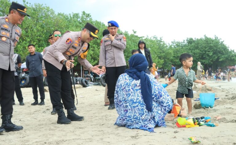 Kapolres Gresik Tinjau Pantai Dalegan Pastikan Keamanan Wisatawan