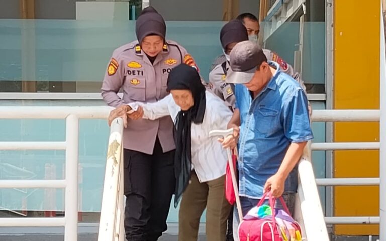 Layanan Humanis Polwan Polresta Sidoarjo Bantu Lansia di Terminal Purabaya Saat Arus Mudik