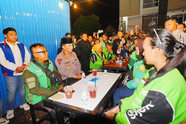 Momen Kapolri Interaksi dan Serap Aspirasi Ojol di Kedai Ado Presisi