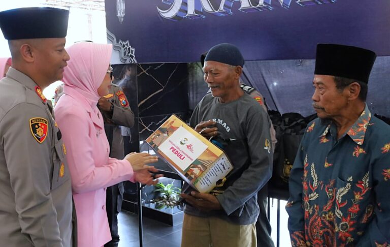 Penerima bantuan untuk masyarakat, khususnya mereka yang berperan penting di lingkungan sosial