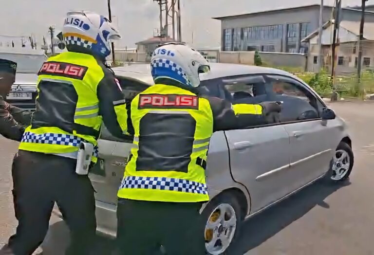 Respons Cepat Polantas Gresik Bantu Kendaraan Pemudik Mogok di Sembayat