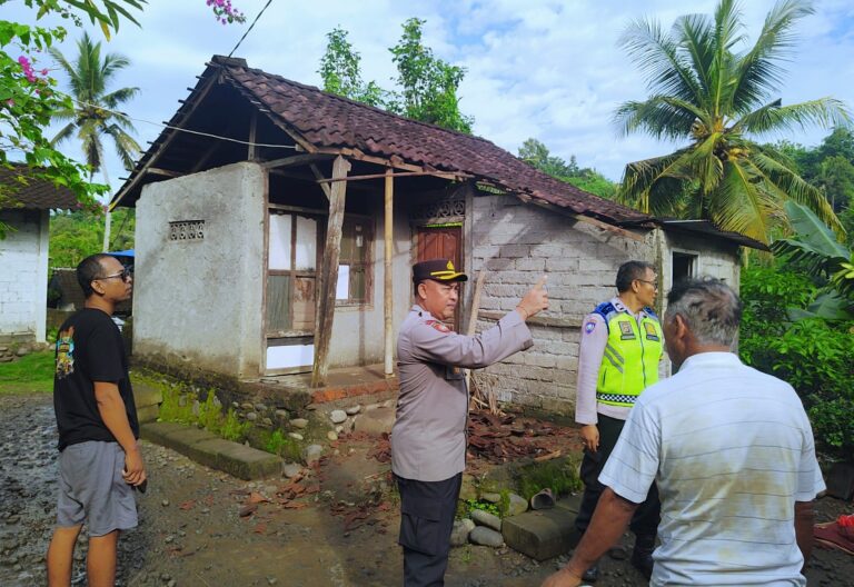 Sigap Hadapi Cuaca Ekstrem, Polsek Pekutatan Proaktif Cek Rumah Warga Terdampak Angin Kencang